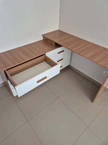 Gaveteiro com mesa de canto
