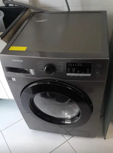 Máquina de lavar roupa com poucos meses de uso