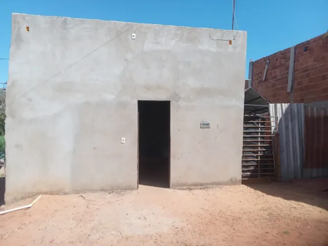 Vendo esse lote com um cômodo.