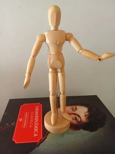 Boneco de madeira articulado