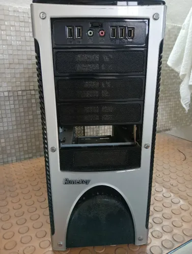 Gabinete para PC antigo, para montagem gamer de época em bom estado.