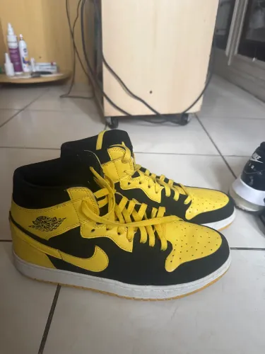 Air Jordan 1 Mid New Love 