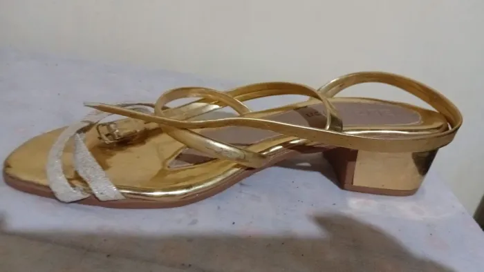 sandália feminina dourada de salto bloco da marca Beira Rio