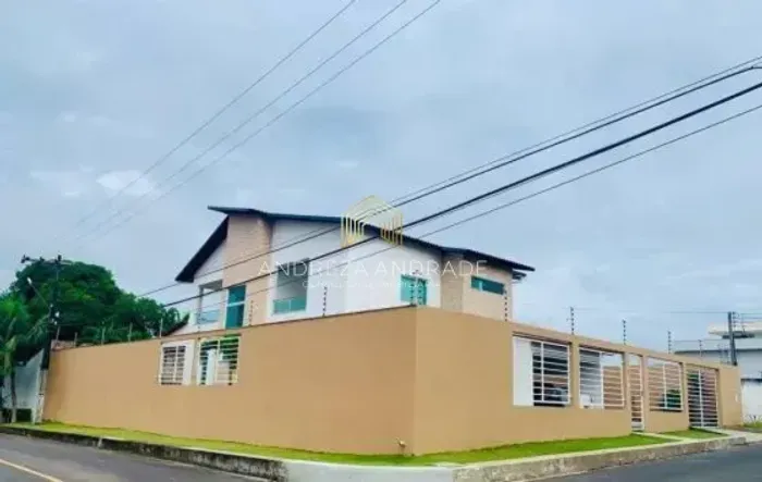 Espaçosa e aconchegante esta linda casa no Condomínio Residencial Ponta negra 2, de esquin