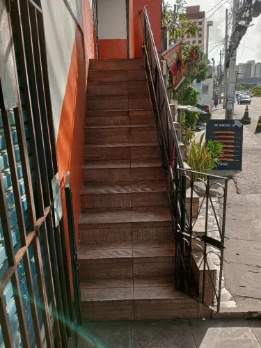 Passa um restaurante funcionando em pleno funcionamento