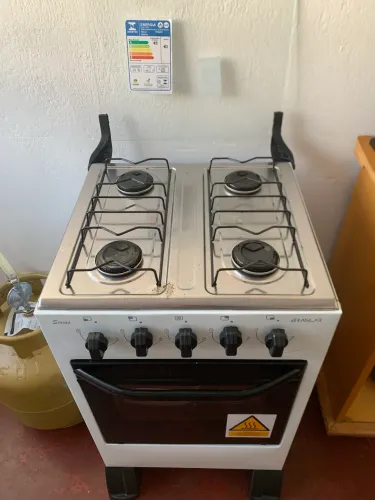 Vende-se geladeira fogão e mesa 
