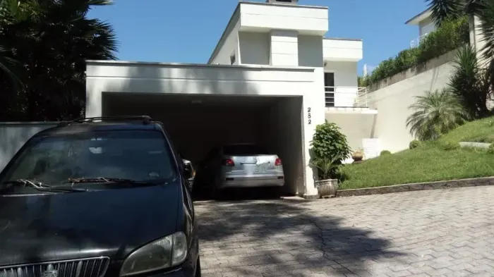 Casa à venda com 360m2 com 4 quartos (2 suítes) no Condomínio São Paulo II - Granja Viana