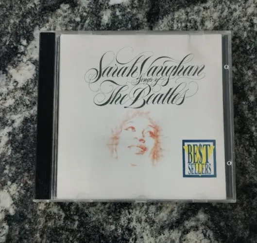 CD Songs of the Beatles - Sarah Vaughan em ótimo estado de conservação.