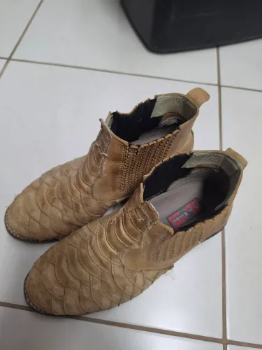 Bota escamada em Couro