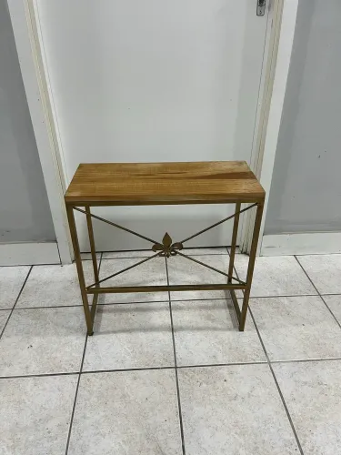 Mesa Aparador Madeira e Ferro Dourado Flor de Lis