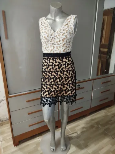 Vestido Bicolor Rendado