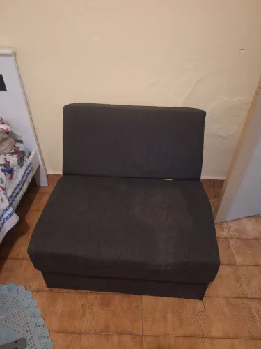 Sofa cama quebrado.