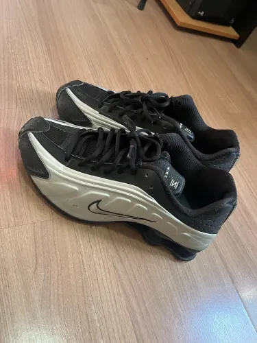 Nike Shox R4