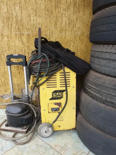 Vendo uma máquina de solda.
