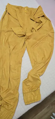 Calça jogger feminina cor mostarda
