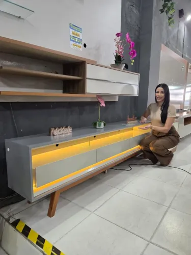Rack 100% MDF 3 Gavetas Com Led e Pés Em Madeira Maciça
