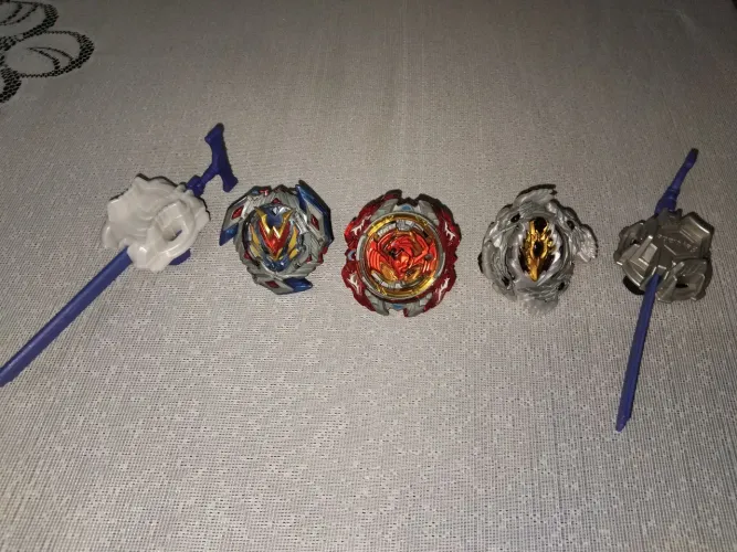 3 três beyblades burst choz/turbo e dois lançadores originais