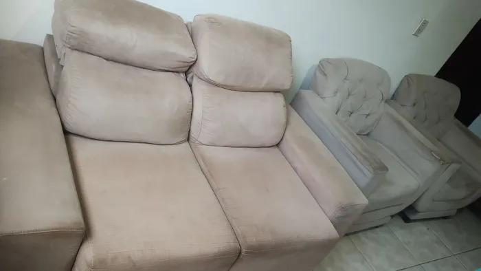 Vendo duas poltronas e um sopa de 2 lugares 