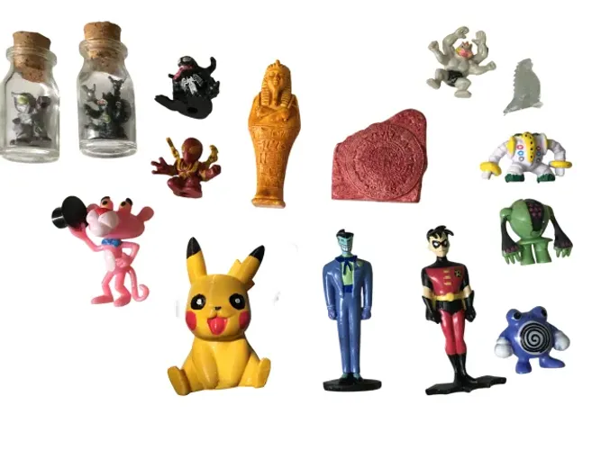 lote com brinquedos e bonequinhos