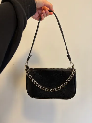 Bolsa Renner preta com corrente prata