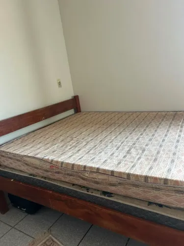 Cama madeira maciça com 2 colchões