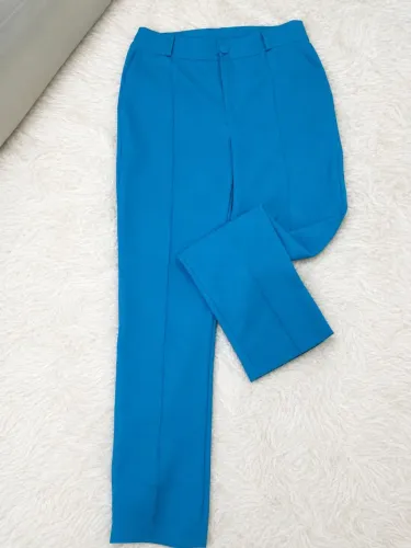 Vendo calça feminina nunca usada.