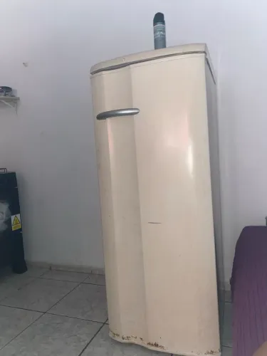 GELADEIRA COM AVARIA