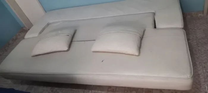 Sofá cama em courvin branco.