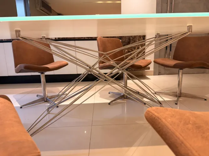 Mesa de Jantar Design Moderno - Tampo de Vidro e Base em Aço/Inox