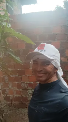Sou ajudante de pedreiro, carpinteiro e encanador estou disponível para trabalhar.