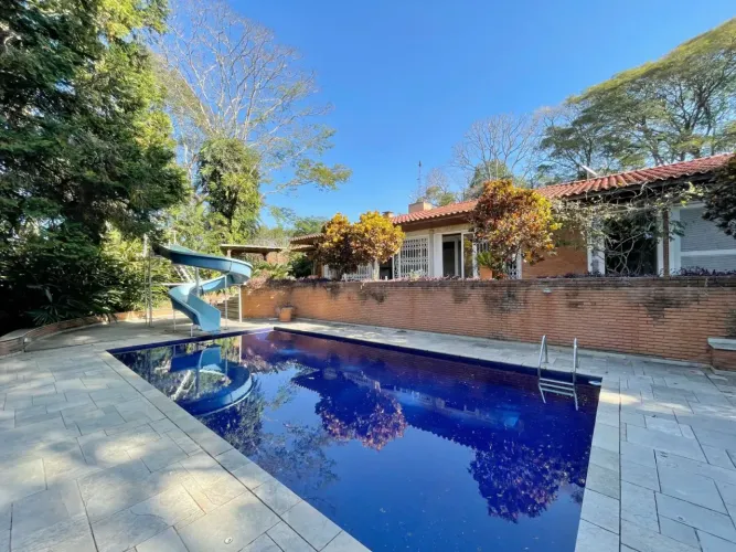 Casa em condomínio exclusivo na Granja Viana!