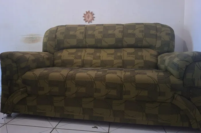 Vende-se esse sofá e máquina de costura