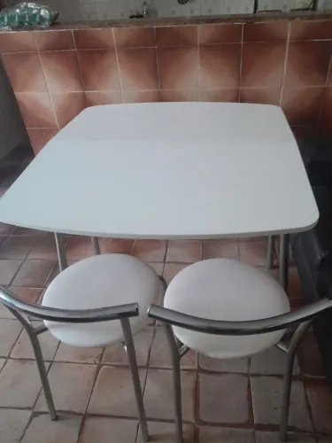 Mesa dobrável com 3 bancos