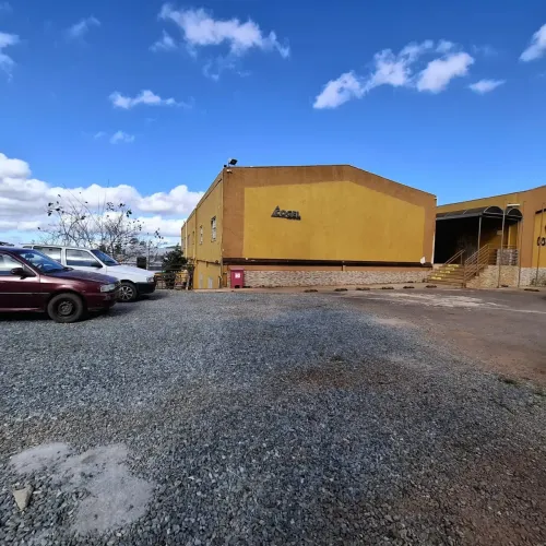 JARDIM CANADÁ- ÁREA INDUSTRIAL C/ GALPÃO DE 700 METROS A 200 METROS DO POSTO CHEFÃO