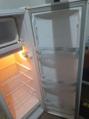 Vendo geladeira da marca consul, ela funciona tudo e gela muito