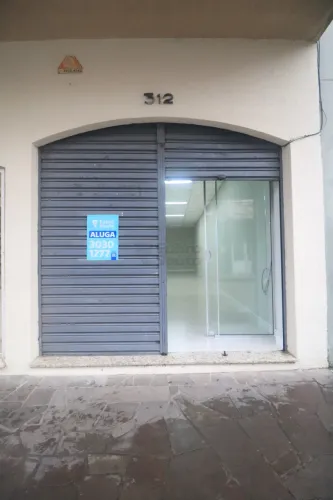 Loja Comercial com Vitrine no Edifício João Oliveira | Centro de Pelotas | Alto Fluxo e Ex