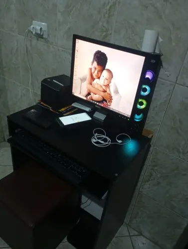 Computador ,mas empresora mas caixinha mas mesa ,tudo em ótimo estado e funcionando perfet