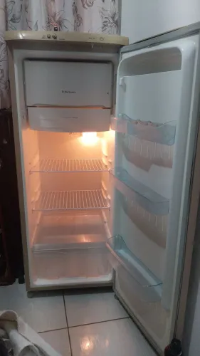 Refrigerador Electrolux RE28 - SOMENTE RETIRANDO