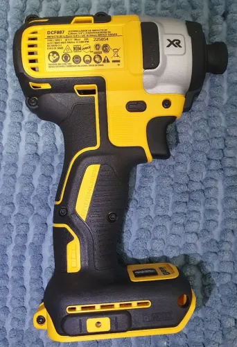 Parafusadeira de Impacto 20 V DeWalt DCF887.