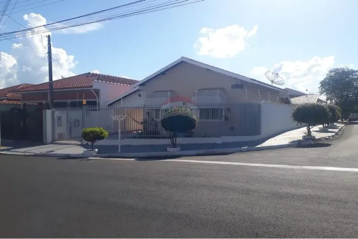 Casa com 3 Quartos, Bairro Jd Botânico em São Pedro SP