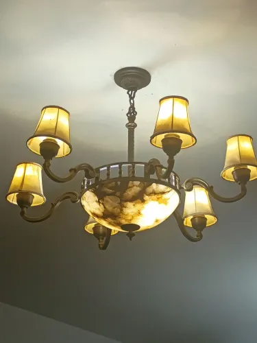Lustre em alabastro