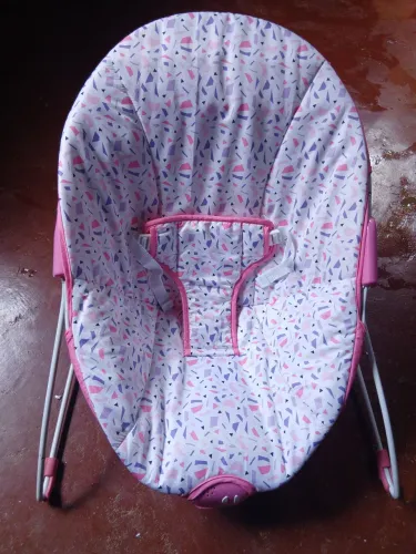 Cadeirinha de descanso que toca e vibra em ótimo estado de uso.