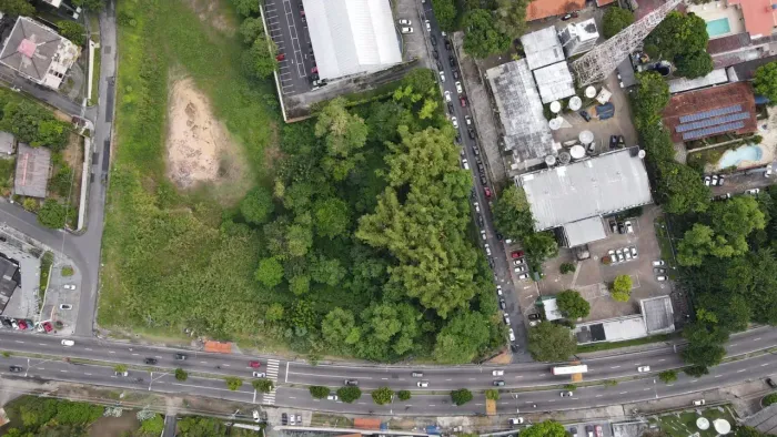 Ótima área comercial de esquina com 6300 m2 na Av André Araújo c Av Constelação ao lado R