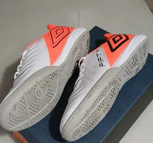 Chuteira Umbro Fifty VI Futsal - Tamanho 39