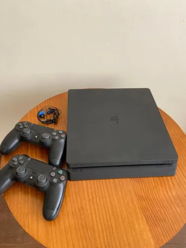 PlayStation 4 Slim 500GB + 2 Controles Originais + 4 Jogos - Completo