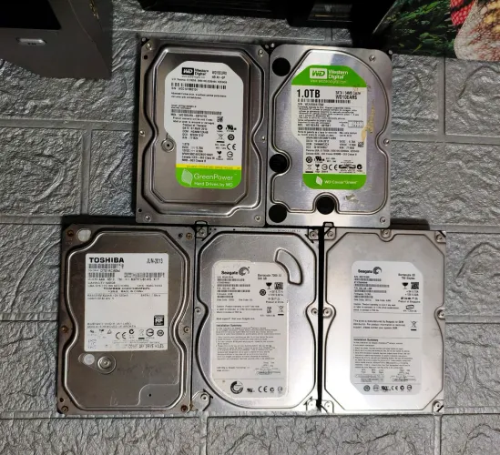 5 HDs 2x1tb 2x500gb 1x750gb