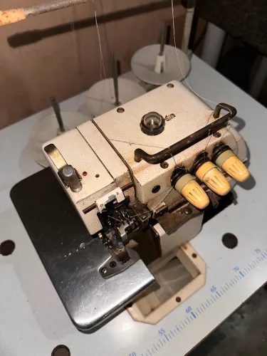 Máquina de costura Overlock