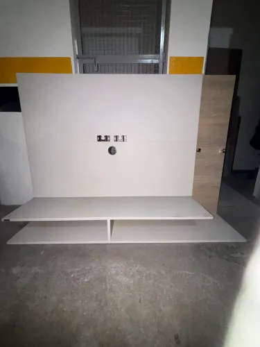 Painel de TV em MDF branco, com nicho e suportes de fixação