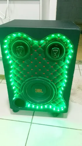 Caixa de som JBL montada 