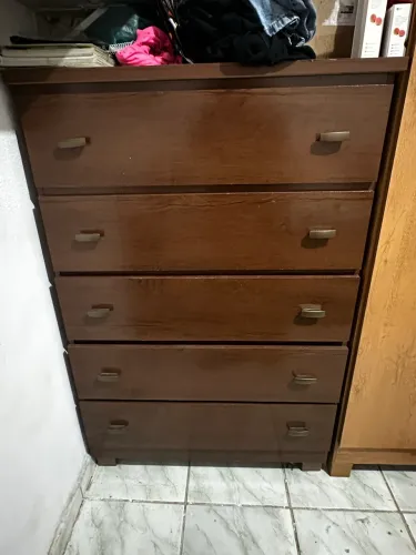 Vendo cômoda nova, apenas 5 meses de uso.